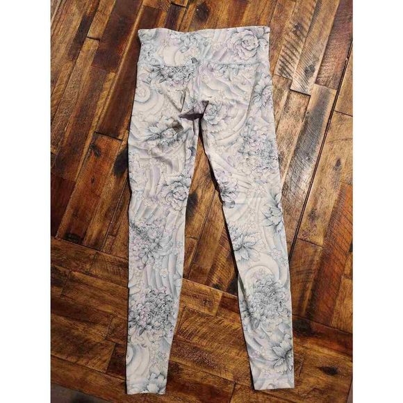 lululemon athletica Pants - Lululemon Gray Lululemon Gray Floral Print Leggings size 6.